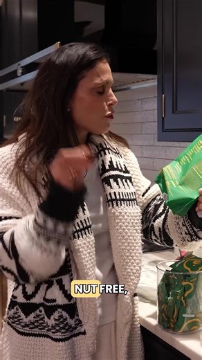 Grüns Superfood Gummies are your daily nutrition in a bite! Packed with 20 vitamins, minerals, and prebiotics, they boost energy, support gut health, and keep you feeling great—no matter what. Take control with this simple, tasty habit! | Bethenny Frankel