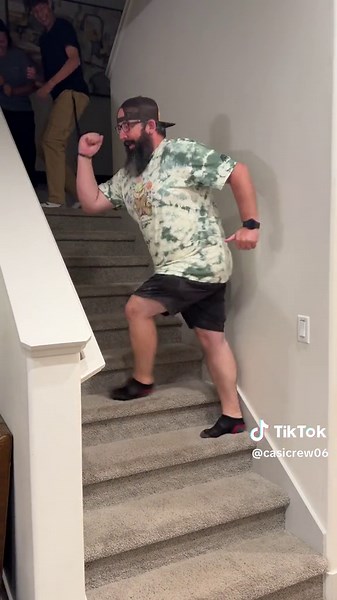 Who remembers this trend?! Also… this one is gold! 🤣👏🏼🙌🏼 #dance #trend #fun #funny #stairtrend #prettygirl #hilarious #family #fyp