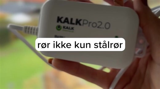 ⏰Januar SLUTSPURT – SPAR 25% ✨ Louise oplever allerede forskellen med KalkPro. Mindre kalk i badet, på armaturerne og i hverdagen – og en rengøring, der er blevet markant lettere. Hvis du også er træt af kalk i hjemmet, er januar et rigtig godt tidspunkt at gøre noget ved det. ✔ nem installation ✔ virker på alle rør – også plast og PEX ✔ uden salt, filtre eller indgreb | Kalkeksperten - KalkPro