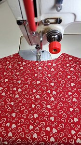 199K views · 3.7K reactions | Aprende cómo añadir un botón en la parte trasera de una blusa de forma sencilla, rápida y con un toque profesional. ¡Un detalle pequeño que marca la diferencia! | Tutorial de Costura España | Facebook