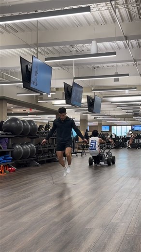 Eduardo Ruiz on Instagram: "Stepping differently 🦿🦿 Shop @dfyne.official || Charge Collection - Code YTS #fitness #gym #legday #pbs"