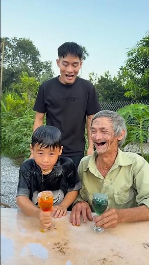 Hai ông cháu trêu đùa hãm hại cậu bé siêu dễ thương 😂😱👶🏻♥️👴 #shorts #cute
