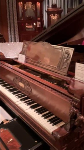1929 Mason & Hamlin Ampico reproducing grand piano with ornate carving. 1929年產梅森自動演奏三角鋼琴，配有精美繁複的雕刻裝飾