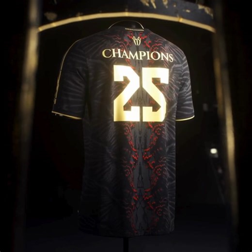 Chaque couture raconte une histoire. Chaque couleur porte une légende. Le nouveau maillot du PSG n’est pas qu’un vêtement, c’est une déclaration d’amour au football et à Paris. 🎯 Ne restez pas spectateur — devenez acteur. Commandez le vôtre. -> https://www.foot-mania.com/products/maillot-psg-champions-deurope-2025 | FootMania