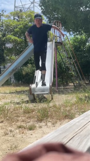 すべり台駆け上がり！年寄りの冷や水か？！
