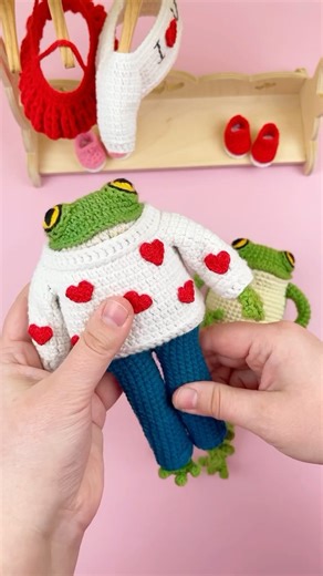 Amigurumi Designer on Instagram: "Sweet couple of frogs 珞笠 Crochet patterns for the frog and its Valentine’s Day outfits can be found on Etsy and Ravelry. For the complete collection, including all its charming clothing options, you can explore a 3-book set on Amazon. Link in my bio❤️☺️ #amigurumifrog #hugothefrog #crochetaddict #froggy #xoxo #cuteanimals #handmede #crochetinspiration #crocheted #etsyseller #etsysellersofinstagram #amazonfinds #amazonbooks"
