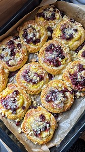Drożdżówki z budyniem, wiśniami i kruszonką Ciasto: ✅500g. mąki pszennej ✅50g. drożdży ✅3 żółtka ✅5 łyżek cukru ✅1 cukier wanilinowy ✅1 szklanka mleka ✅125 g. masła Nadzienie budyniowe: ✅2 saszetki budyni waniliowego ✅3 szklanki mleka ✅4 łyżki cukru ➡️2 szklanki mleka wlewam do garnka, w 3 szklance rozpuszczam budyń. Gdy mleko się zagotuje wlewam mleko z budyniem dodaje cukier i mieszam aż zgęstnieje. Pozostawiam do wystudzenia ✅1 szklanka wiśni Kruszonka: ✅70g. zimnego masła ✅ok.4 łyżki cukru l