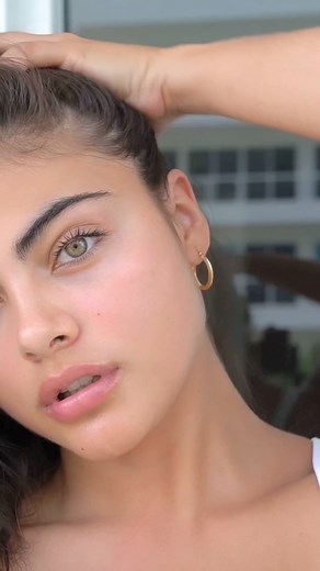 Sara Orrego on Instagram: "Embracing the vacation vibes with my hydrated skin! Absolutely obsessed with these 💦✨ @Balibodyskin"