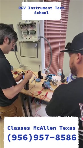 Jeremy our Instructor showing atudents how to calibrate a rosemount pressure transmitter. $$$ #instrumenttech #instrumentationtechnicians #refinery #refinerylife #oilfield