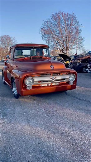Oldschool Ford Classic F100’s on a Spring Saturday evening 🇺🇸