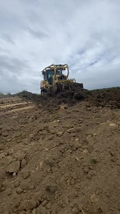 D7E into it #heavyequipment #D7 #pushingdirt #catdozer #earthmoving #fyp #viral #D7E #viral #caterpillarequipment