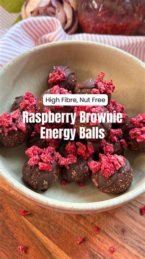 #creatorsearchinsights Raspberry Brownie Energy Balls ❤️ These no bake energy balls are rich, chocolatey and naturally sweet with a pop of raspberry. Finished with a dark chocolate drizzle and homemade raspberry sprinkle, perfect for a healthy high fibre snack or for the school lunchboxes as they are nut free! Ingredients (Makes 20) 140g oats 2 tbsp cacao powder 60g mixed seeds 1 tbsp coconut oil, melted 130g (about 14 dates) soaked 80g raspberry chia jam or a sugar free jam 1 tsp vanilla extrac