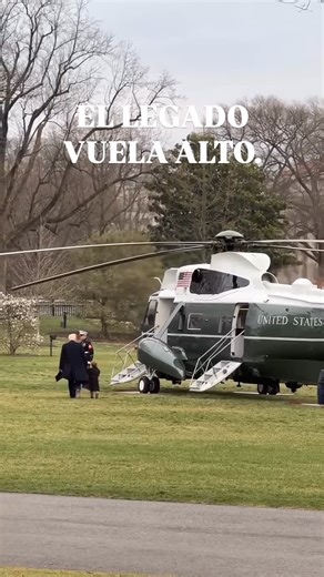 Wall Street Aesthetic on Instagram: "Donald Trump camina junto a su nieto hacia el helicóptero presidencial. El viento levanta la bandera y el ruido de las hélices acompaña la escena: poder, tradición y familia en una sola imagen. No es solo un vuelo, es una lección de herencia. De cómo el liderazgo se transmite sin palabras, con gestos que perduran más que los mandatos. Detrás de cada gran hombre, hay un linaje que observa, aprende y continúa. Así se forjan los imperios, no solo con decisiones…