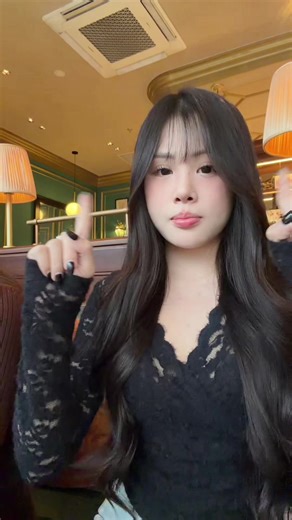 Đi đổi gió với mẹ con, guốc cao gót xinh xắn