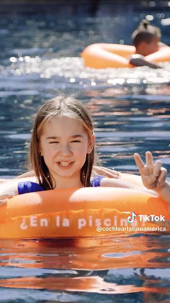 ☀️🎉 ¡El verano se escucha mejor con el accesorio Cochlear™ Aqua ! 💦 Ya sea en la piscina, en la playa o en clases de natación, el sonido va contigo dentro y fuera del agua. ¡Porque cada chapoteo, risa y voz también forma parte del recuerdo! Puedes usar el accesorio Cochlear™ Aqua en agua salada, dulce o clorada, y sumergirlo hasta 3 metros de profundidad durante un máximo de 2 horas. Hay un modelo Aqua para usuarios de los Procesadores de sonido Nucleus® 8, Nucleus® Nexa, Kanso® 3, Kanso® 2 y 
