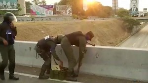 A esta hora militares junto al presidente Juan guaido hacen presencia en los alrededores de la Carlota | Anonymous Venezuela