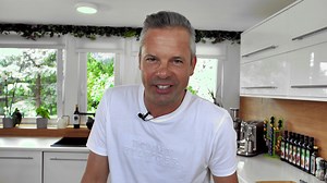 Lazac serpenyőben vagy grillen, ahogy még biztos nem készítetted😉 Rengeteg zöldet használok ebben a receptben, nemcsak a szemet de az ízlelőbimbókat is gyönyörködteti ez a fogás. A teljes videót itt találod: https://lazarchef.hu/lazac-serpenyoben-vagy-grillen-ahogy-meg-biztosan-nem-keszitetted/ | Lázár Chef