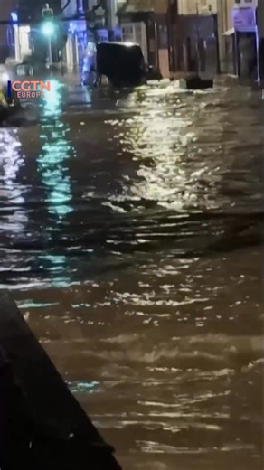 Storm Claudia’s intense rainfall triggered major flooding on a high street in southern Wales early Monday, inundating shops and buildings. Eyewitness footage showed water pouring through storefronts and cars submerged on Lower High Street after the River Monnow overflowed. Natural Resources Wales issued multiple flood warnings for Monmouth and nearby areas, citing a “significant risk to life” and serious community disruption. #Wales #StormClaudia #Flooding #Monmouth #SevereWeather | CGTNEurope