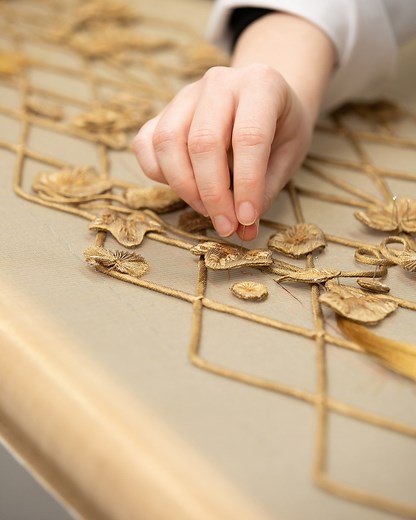 Originating as a froth of colorful silk flowers, the founding couturier's famous 'Miss Dior' dress is wholly reinterpreted in printed matte gold lamé for Spring-Summer 2021 Haute Couture on.dior.com/couture-ss21 by Maria Grazia Chiuri in a feat of savoir-faire mastery. Discover how the petites mains in the ateliers reimagined the embellishment as a tonal latticework of rouleaux sprouting appliqués of embroidered and smocked flowers. © Atelier Paloma Paris (Le 19M) | Dior