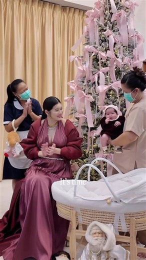 Somrutai Rattanawaraha on Instagram: "Merry Christmas everyone 💖✨ #freyana #เฟรญานา #เฟรญ่า #aonsomrutai #ออนสมฤทัย"