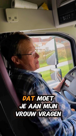 🚛🔥 Dit is John, dé pellet-chauffeur met skills! Wat is volgens jou het beste liedje voor onderweg? 🎶 Deel je suggesties hieronder! 👇. #PelletSolutions #ChauffeurLife #JohnOnTheRoad #PelletsBezorgen #RoadtripMusic #VrachtwagenChauffeur #Houtpellets #Duurzaamheid #BehindTheScenes #Teamwork | Pellet solutions