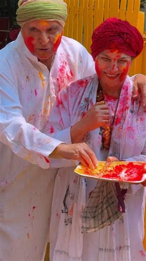 Veteran duo Javed Akhtar & Shabana Azmi celebrating Holi in their simple yet classic filmi style 🌸✨