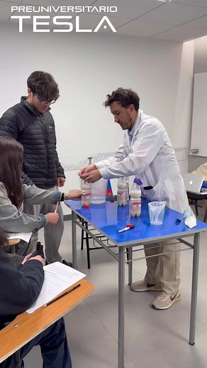 En Preu Tesla la PAES también se aprende experimentando ⚡️🧪 Así se vivió el Taller Experimental de Biología Mención, donde nuestros estudiantes realizaron un experimento de fermentación con levadura, llevando la teoría a la práctica junto a los Profesores 1000, como parte del Método TESLA para preparar la PAES 📚 #PAES #Profesores1000