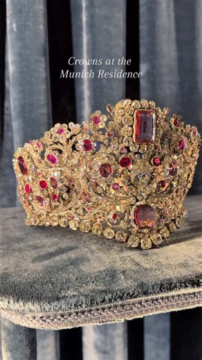 Some of the incredible crowns at the Munich Residence ✨ Queen Therese of Bavaria 19th century The Crown of Princess Blanche/Palatine Crown 1370-80 • Queens Crown. German 1350 • The crown of Holy Roman Empress Cunigunde of •Luxembourg. Around 1002 • Reliquary crown of Henry II • Pearl Diadem of Queen Amalie of Greece | History By Lynny