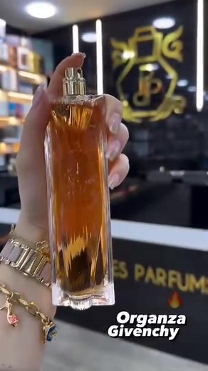 ✨ Givenchy Organza ✨ عطر الأنوثة الكلاسيكية… والهيبة اللي ما تعرف زمن 👑 تفوح منه رائحة الفانيلا والزهور البيضاء والباتشولي 🌸 يدفيكِ بنعومة ويترك أثر فخم يخلي الكل يلتفت 💋 أورغانزا… عطر المرأة اللي أنوثتها فنّ مش مجرّد عطر 🤍 متوفر في إيناروا للعطور | التاج للعطور