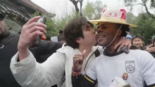 Speed在成都直播再次遭到强吻