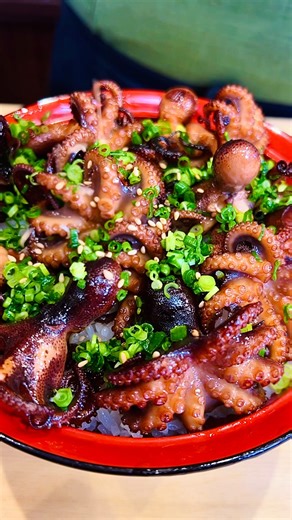 Chef Hiro on Instagram: ". . Iidako Octopus Butter Sauteed Bowl🐙 Very tasty! ■ Ingredients -Ocellated octopus -Egg yolk -Chives -Roasted sesame seeds -Butter -Soy sauce -Mirin -Sake ⁡ 飯蛸のバターソテー丼🐙 めっちゃ美味しい！ ■材料 -飯蛸 -卵黄 -浅葱 -煎り胡麻 -バター -醤油 -味醂 -酒 . . . . . Thanks for watching, everyone!! If you want to share my posts, please contact me through DM for each post 📩 . . 🔻#followme @sushi_chef.hiro . . #reels #sushi #octopus #寿司 #飯蛸 #タコ"
