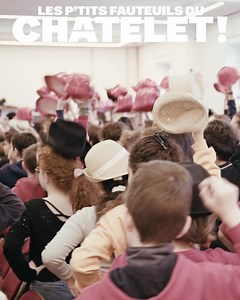 Un moment en famille autour de la musique ? On dit oui ! 🥰🎶 Participez à quatre ateliers musicaux autour de “Paris et la chanson française” 🇫🇷, qui vous mèneront à vous produire dans la grande salle du Châtelet ! 😲 En chœur de salle ou en chœur de scène, ne manquez pas l’occasion de chanter dans votre Théâtre. 💕 ---- 🎭 Venez comme vous chantez 👪 dès 6 ans 🔎 bit.ly/VenezCommeVousChantez | Théâtre du Châtelet