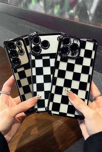 💥 The black and white checkerboard design, paired with a four-corner super-anti-fall phone case, gives you a full sense of security!🤣#phonecase #fashion #cool #minimalist #fyp
