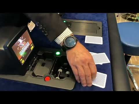 Poker shuffle machine iDeal Plus dealing cards