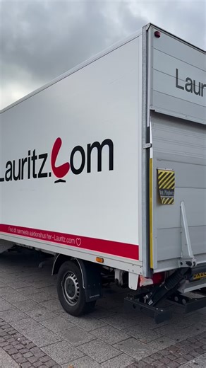 I dag åbner Lauritz.com dørene til vores helt nye lokation på John F. Kennedys Plads 3, 9000 Aalborg 💛 Kom forbi, oplev stemningen og gå på opdagelse i unikke auktioner. 👉 Vi glæder os til at se jer! | Lauritz.com