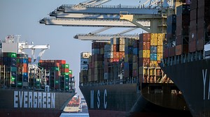 After growing at fastest rate in decades, experts say US economy will decelerate in 2022