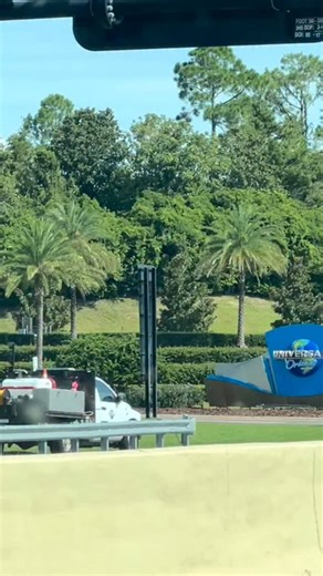 Let’s talk about one of the BIGGEST perks at Universal Orlando that so many first timers get wrong the FREE Unlimited Express Pass you receive when staying at a Universal Signature Hotel. Seasoned Universal fans know this perk well, but if you’re planning your first trip, here’s everything you need to know so you use it correctly and get the most value for your family. ✨ Only THREE resorts offer this perk • Loews Royal Pacific Resort • Hard Rock Hotel • Loews Portofino Bay Hotel ✨ Unlimited Expr