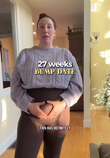 27 weeks bump update — who else is documenting the bump growth?! This week she hit a major growth spurt IMO — moving soooo much especially at night, and sometimes those kicks hurt haha and I felt like my bump really had expanded Who else can’t even belive the 3rd trimester is here?! But I will say with being kept up a lot this week I’m getting ready to not be pregnant, even tho the new born stage won’t be better, at least I can have wine 😂😂 Make sure to follow along for all the pregnancy updat