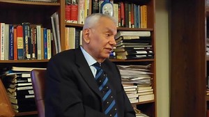 175K views · 1.8K reactions | Many U.S. citizens are feeling the squeeze from rising costs of living. An expert says that the root cause of inflation is attributed to too rapidly-growing money supply and the Federal Reserve's favorable policy for Wall Street. #GLOBALink | China Xinhua News | Facebook