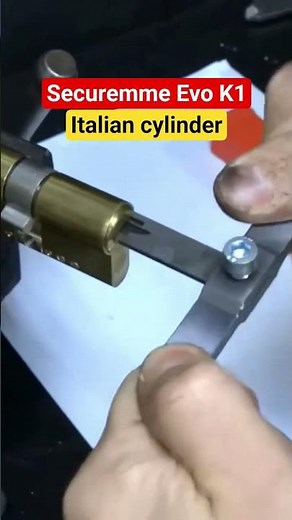 How easy can be opened without any damage Italian lock Securemme Evo K1 -locksmiths tools #lockpick