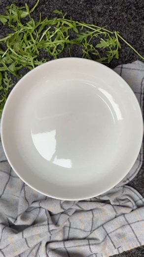 Vielleicht eine kreative Idee für euren Silvester-Abend? 👉 𝗥𝗢𝗧𝗘 𝗕𝗘𝗘𝗧𝗘 𝗖𝗔𝗥𝗣𝗔𝗖𝗖𝗜𝗢 Deine Gäste werden überrascht sein 👉 Speichern nicht vergessen… 🔥 𝗞𝗔𝗟𝗢𝗥𝗜𝗘𝗡 350 kcal / 26g KH / 19g F / 15g E ❤️ 𝗭𝗨𝗧𝗔𝗧𝗘𝗡 ▫️2-3 Kugeln Rote Beete (vorgekocht, vakuumiert) ▫️Handvoll Rukola ▫️50g Feta 9% ▫️1-2 EL gehackte Walnüsse ▫️2 EL Granatapfelkerne ▫️1-2 TL Olivenöl ▫️1 EL Balsamico Creme ▫️(ggf. Salz) & Pfeffer Viel Spaß beim Nachkreieren! ______________________________________