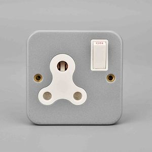 [Hot Item] Metal Clad Industrial Standard Grounding Electric Wall Socket with Push Button Switch