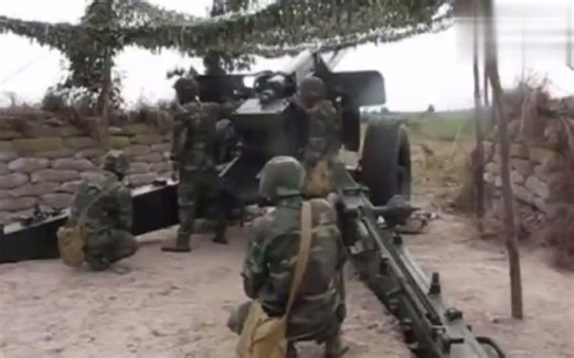 越军M-46型130毫米重型加农炮实弹射击，这炮威力竟如此强悍！