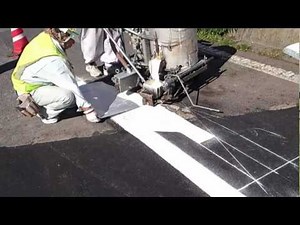 区画線入れたらこの現場も終わりなのさ！職人技