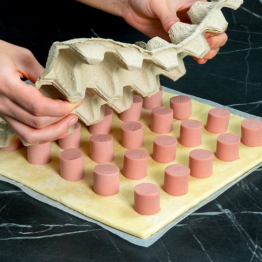 This brilliant trick will change the way you cook the appetizer! Ingredients: puff pastry: 700 g (25 oz) tomato sauce: 50 g (1.8 oz) parmesan: 100 g (3.5 oz) sausages: 300 g (11 oz) cheddar: 100 g (3.5 oz) eggs: 1 pc white sesame seeds: 10 g (0.4 oz) garlic: 2 pc oil: 20 ml (0.7 fl oz) mayonnaise: 200 g (7.1 oz) oil: 20 ml (0.7 fl oz) salt: 10 g (0.4 oz) | Appetizing.tv