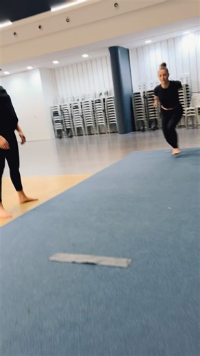 MASTERCLASS ACROBATIE & ACRODANCE 📍 Pôle 9 — 4 Rue Sylvain Simondan, 69009 Lyon 🗓 15 – 16 – 17 janvier Rejoins une masterclass intensive mêlant acrobatie, danse et mouvement. Technique, fluidité, expression, puissance : 3 jours pour transformer ton vocabulaire corporel et booster ta présence scénique. Au programme : - Acrobatie - Équilibres - Transitions acrodance - préparation physique #acrodance #acrobatie #acrobatics #acrotraining #acroskills #danse #danceworkshop #masterclass #performingar