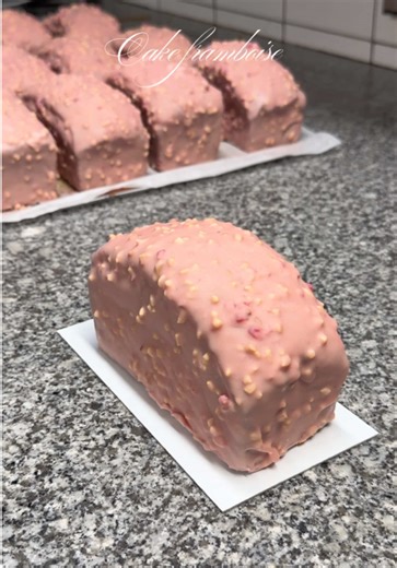 Après le cake citron pavot qui a fait fureur sur les réseaux, me revoilà avec une nouvelle version à la framboise 🤍✨ Moelleux et tellement réconfortant. Voici ma recette : • 3 œufs • 110 g de sucre • 100 g de beurre fondu • 120 g de crème liquide • 180 g de farine • 1 sachet de levure chimique • Quelques framboises émiettées Si tu veux des recettes plus élaborées, originales et inspirantes, tu les trouveras dans mon livre. Lien en biographie pour le commander. After the lemon poppy seed cake th