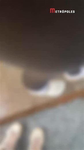 O Ministério Público do Distrito Federal e Territórios (MPDFT), por meio da 3ª Promotoria de Justiça Militar, acionou a Corregedoria da Polícia Militar (PMDF) e pediu investigação dos policiais que atuaram em uma confusão envolvendo três adolescentes de 16 anos e os pais deles. O caso ocorreu em uma escola da Asa Sul e teria começado após um suposto furto de celular dentro do colégio. Segundo o boletim de ocorrência, um dos alunos relatou ter perdido ou tido o aparelho celular furtado. O pai do 