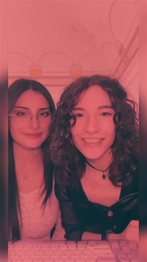 Noi che cerchiamo di risolvere dei piccoli problemi tecnici in live @ella.cos_ #tiktoklive #livehighlights #chat #bloopers #friends