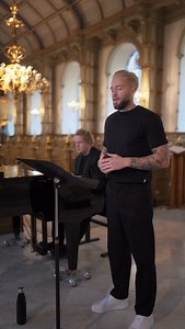 Om texter någon gång burit på ett djup och en mening, så är det verkligen här. ”En stund på jorden” är så otroligt genomtänkt och vackert skriven. Här får ni följa med på ett helt oredigerat klipp där jag och Gustaf bara övar lite 👏🏼 @laleh @ciszere @gustafbrandt | Daniel Alexander Bentzen